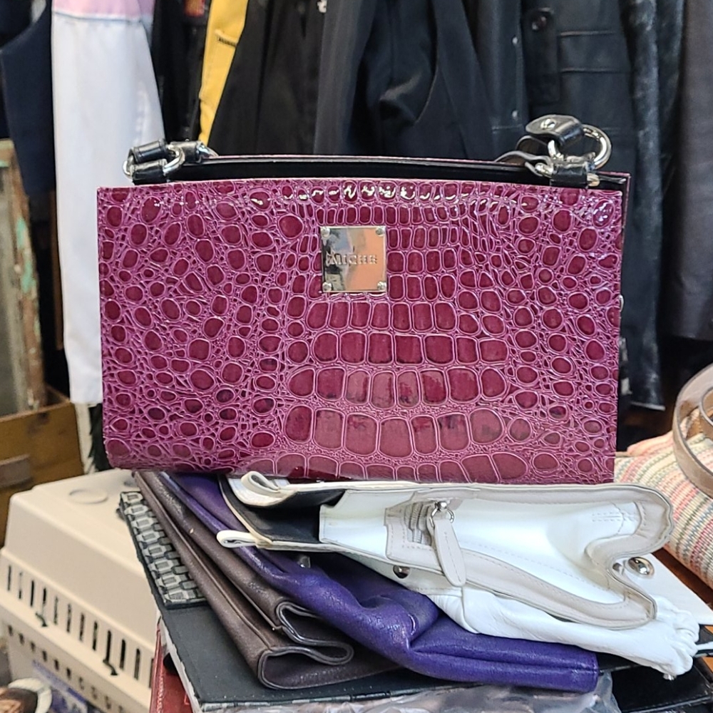 A Miche purse with 10 changeable skins